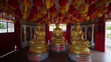 Ayer Itam, Penang, Malezya - 25 Şubat 2022: Kek Lok Si Tapınağındaki Buda heykeline doğru yavaşça ilerleyin