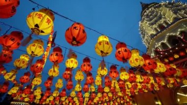 Ayer Itam, Penang, Malezya - 25 Şubat 2022: Sarı ve kırmızıyla aydınlatılmış fenerler mavi saatte pagoda 'da muhteşem bir manzara yaratır