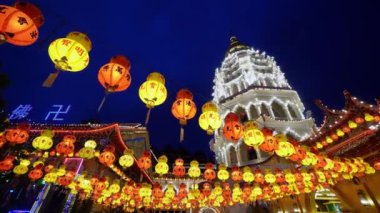 Ayer İtam, Penang, Malezya - 25 Şubat 2022: Çin Yeni Yılı 'nda mimaride ışıklandırma ve fener kullanımı