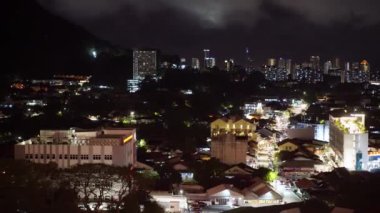 Ayer Itam, Penang, Malezya - 25 Şubat 2022: Ayer İtam kasabasının gece manzarası