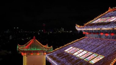 Ayer Itam, Penang, Malezya - 25 Şubat 2022: Kek Lok Si Tapınağı 'nın gece manzaralı çatısı