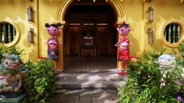 Ayer Itam, Penang, Malezya - 26 Şubat 2022: Kek Lok Si tapınağının zemin katına yavaşça girin