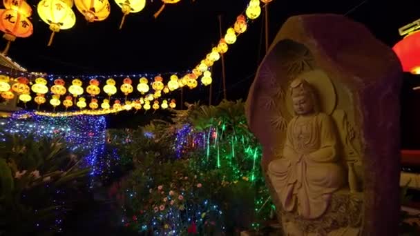马来西亚槟城爱丽儿 2022年2月25日 以五彩缤纷的中国元宵节彩灯装饰为背景的潘宁慈悲女神雕像 — 图库视频影像