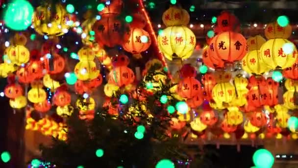 马来西亚槟城爱尔 2022年2月25日 中国五彩缤纷的红黄新年灯笼 前置绿光引导下的开洛寺 — 图库视频影像