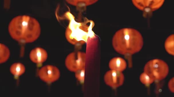 朱色の中国の提灯の背景に赤い大きな線香の棒の燃焼 — ストック動画