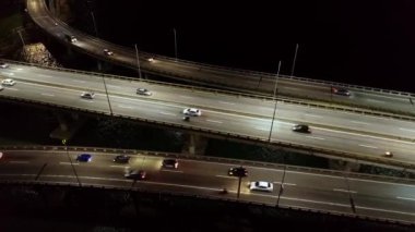 Geceleri Penang Köprüsü 'ndeki araba trafiğini kontrol et.