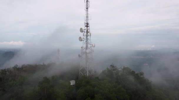 Movimento Aéreo Direção Torre Telecomunicações Com Manhã Nuvem Baixa — Vídeo de Stock