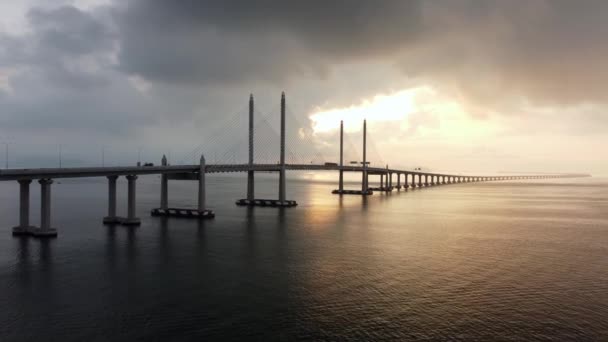 日出日落 多云的早晨 慢慢走向槟城第二大桥 — 图库视频影像