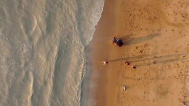 Penaga, Penang, Malezya - 2009-2021: Malezyalı çocuklar akşam deniz kıyısında su oynuyorlar