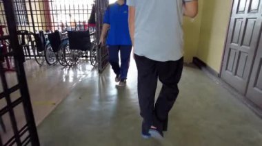 Batu Kawan, Penang, Malezya - Ekim 02: 21: Ağır çekim POV COVID aşı merkezinde yürüyen bir adam.