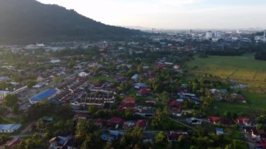 Bukit Mertajam, Penang, Malezya - 10 Ekim 2021: Penanti Kampung Köyü üzerinde hava yavaşlaması