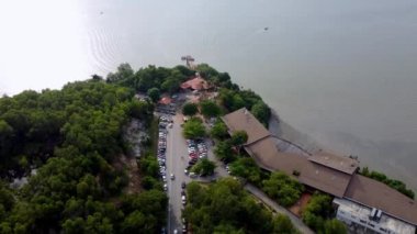 Batu Kawan, Penang, Malezya - 16 Ekim 2021: Otoparklı Batu Musang Jetty. Pulau Aman 'a giden bir tekne.