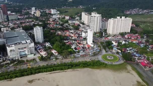 2021年10月20日 马来西亚槟城 空中俯瞰古尔内广场和填海造地附近的回旋 — 图库视频影像