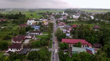 Penaga, Penang, Malezya - 16 Kasım 2021: Malays kampung asfalt yolunda hava harekatı