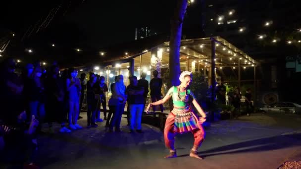 マレーシア ペナン州ジョージタウン 2021年12月11日 観客の前で夜のインド文化ダンス — ストック動画