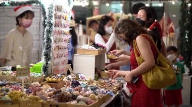 Georgetown, Penang, Malezya - 25 Aralık 2021: Yüz maskeli halk kabinden saç bandını seçin