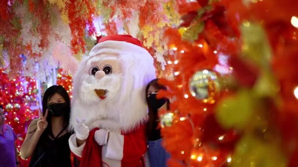 Georgetown Penang Malajsie Prosince 2021 Santa Maskot Pózovat Dvěma Krásnými — Stock video
