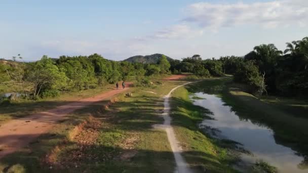 말레이시아 페낭의 세베랑 페라이 2022 노란색 길에서 자전거를 다니는 아이들을 — 비디오