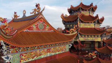 Butterworth, Penang, Malezya - Ocak 08 2022: Güneşli bir günde Guan Yin Ting Dou Mu Gong Çin tapınağına doğru havadan hareket
