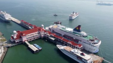 Seberang Perai, Penang, Malezya - 12. Mar 2022: Hava manzaralı yolcu gemisi Swettenham Limanı 'ndan ayrıldı
