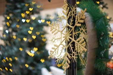 Kar taneleri süslenir.