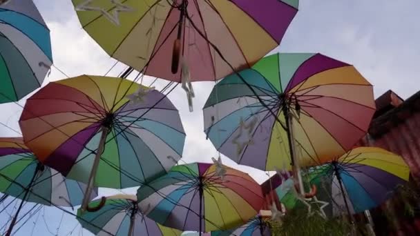 Langsame Bewegung Zum Bunten Regenschirm Der Der Straße Hängt — Stockvideo