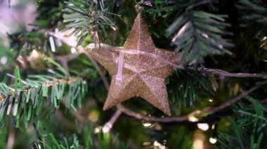 Yanıp sönen ışık ile noel ağacında odak yıldız şekli dekorasyonunu seçin