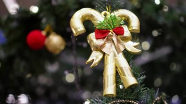 Şemsiye süslemesi yanıp sönen Noel ağacında asılı.