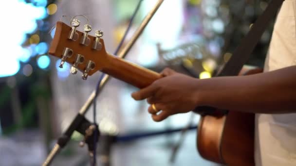 Selecione Mão Tocar Guitarra Com Bokeh Levou Luz Fundo — Vídeo de Stock