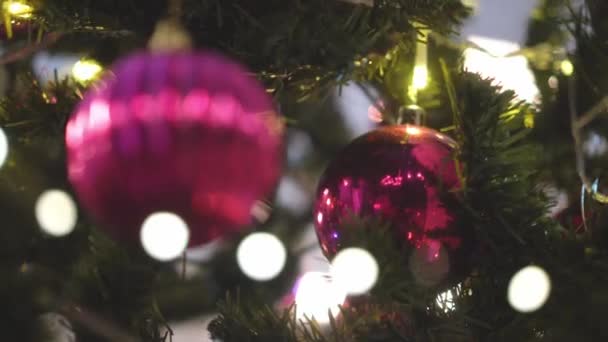 Wybierz Ostrość Fioletowy Christmas Ball Pięknym Bokeh Światła — Wideo stockowe