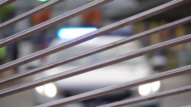 Kapıdaki çeliği odakla. Arka plan bulanık. Polis arabasının odak noktası ışık altında.