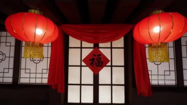 Kırmızı bahar festivali kupür kağıdıyla yavaşça kapıya doğru ilerlemek iyi şans demektir. Çin Yeni Yılı Süslemeleri