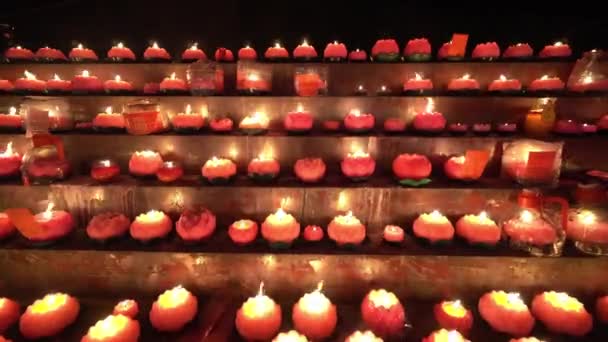 Çin Yeni Yılı Nda Tapınaktaki Masada Lotus Mumları Yanıyor — Stok video