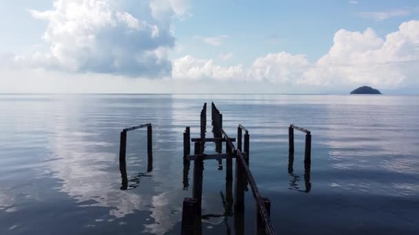 Silueta Madera Abandonada Muelle Azul Soleado Día Cielo — Vídeo de stock