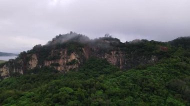 Madencilikten dolayı kırmızı kil toprak tepesinde hava manzaralı alçak bulut