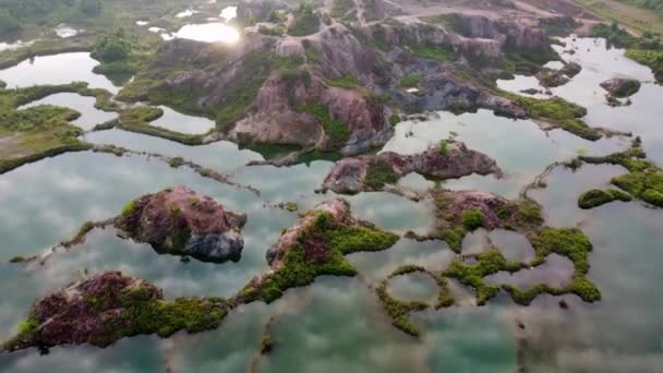 Vista Aérea Abandonada Pedreira Local Mineração Reflexão Céu Lago — Vídeo de Stock