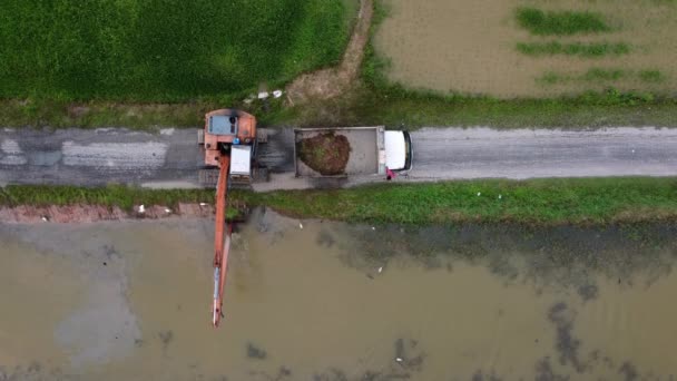 从空中俯瞰挖掘机 清除泥土 拓宽河流 — 图库视频影像