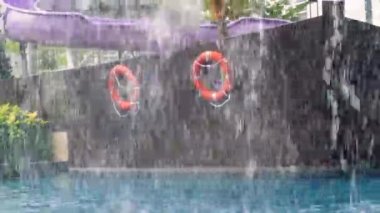 Korsan gemi parkındaki su, su yüzeyindeki yaşam kaynağıyla birlikte düşer.