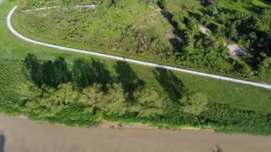 Gökyüzü manzarası yeşil kırsal manzara mangrov ağacının gölgesine bakıyor