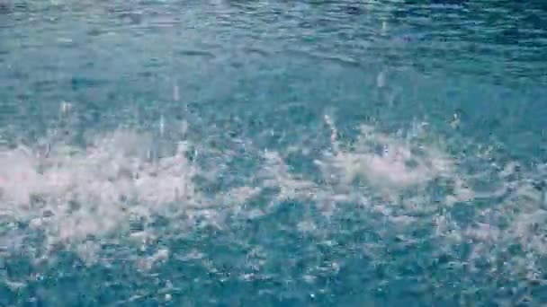 Νερό Πέφτει Στην Μπλε Πισίνα Καλοκαιρινές Διακοπές — Αρχείο Βίντεο