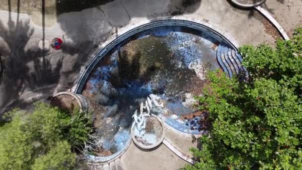 Subida Aérea Piscina Azul Abandonada Concepto Lugar Embrujado — Vídeos de Stock