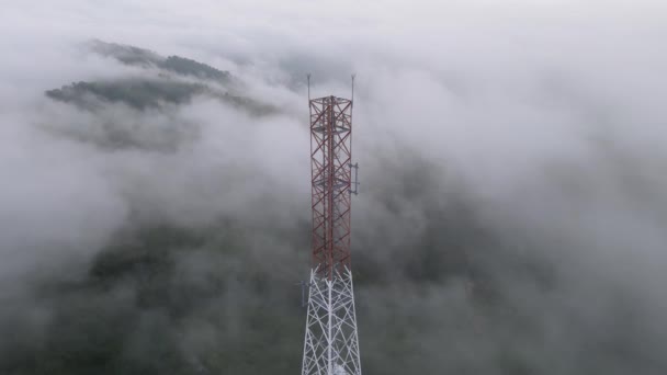 通信塔における低霧雲の空中ビュー高速動作 — ストック動画