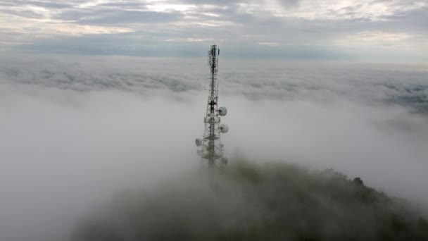 ログ霧の雲の5G通信タワーへの空中移動 — ストック動画
