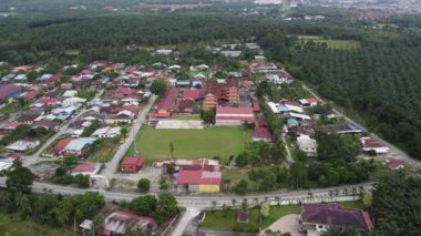 Çiftlik yakınlarındaki Sungai Lembu köyünde hava manzaralı.