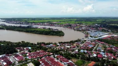 Kuala Kurau Sungai ve konut manzaralı.