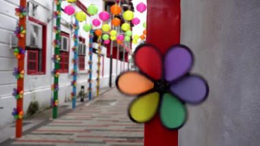 Sokaktaki fırıldak oyuncağını seç