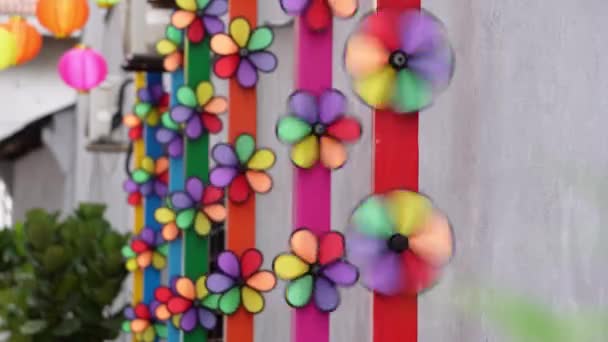 Kleurrijke Pinwheel Draaien Straat — Stockvideo