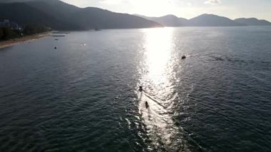 Batu Ferinnghi Sahili, Penang 'da gün batımında muz teknesi aktivitesi