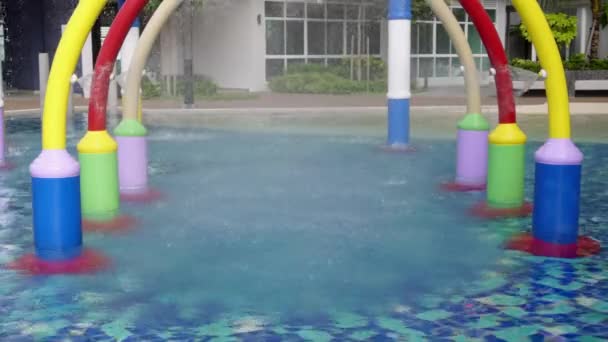 Πολύχρωμο Πασπαλίζουμε Στην Παιδική Πισίνα Νερό — Αρχείο Βίντεο
