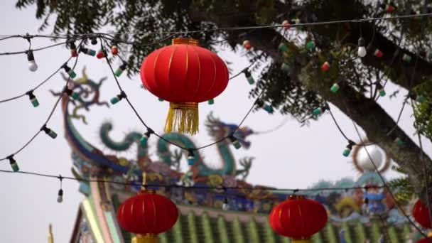 Czerwona Latarnia Powiesić Zewnątrz Chińskiej Świątyni Dzień — Wideo stockowe